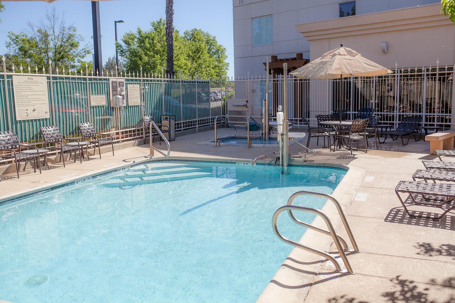 Hilton Garden Inn Redding Eksteriør bilde